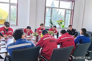 Sân nhà đấu với Liêu Ninh! Huấn luyện viên trưởng đội Bắc Kinh Hứa Lợi Dân khi huấn luyện tay cầm laptop đến ghế dự bị